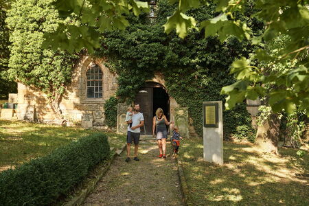 Eine Familie kommt aus der Gottesackerkirche in Creuzburg