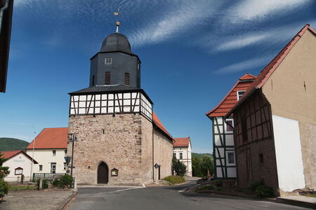 Ortsansicht von Großburschla im Werratal mit Bonifatiuskirche und Fachwerkhäusern.