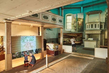 Im Innenraum der Gottesackerkirche in Creuzburg befindet sich die Naturpark-Ausstellung