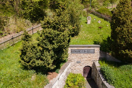 Am Fuße des Burgberges sprudelt seit Jahr und Tag gutes Quellwasser an die Erdoberfläche.