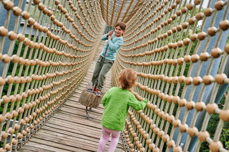 Kind auf der Hängebrücke auf dem Baumkronenpfad im Nationalpark Hainich.