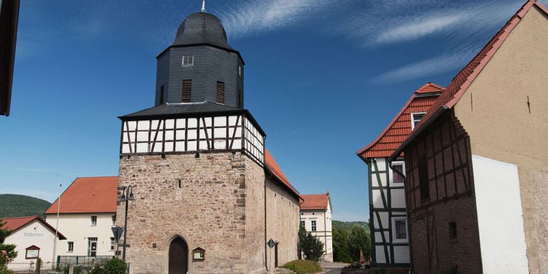 Ortsansicht von Großburschla im Werratal mit Bonifatiuskirche und Fachwerkhäusern.
