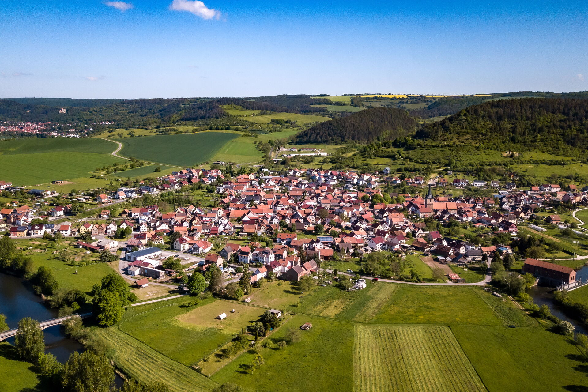 Blick auf Falken aus der Vogelperspektive - im Hintergrund links ist Burg Normannstein und Treffurt zu sehen