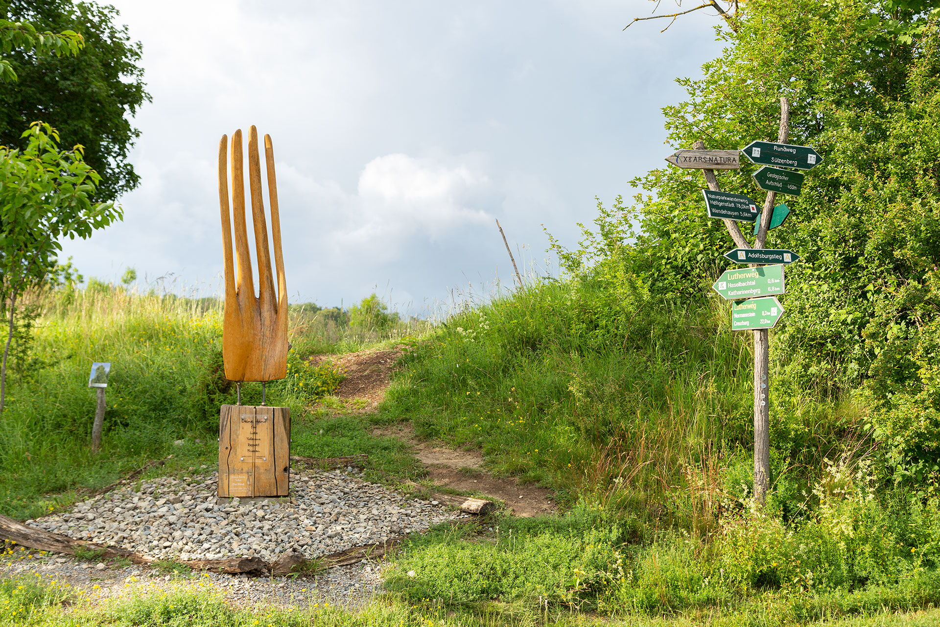 Holzskulptur "Die Hand" am Wanderparkplatz Burg Normannstein.
