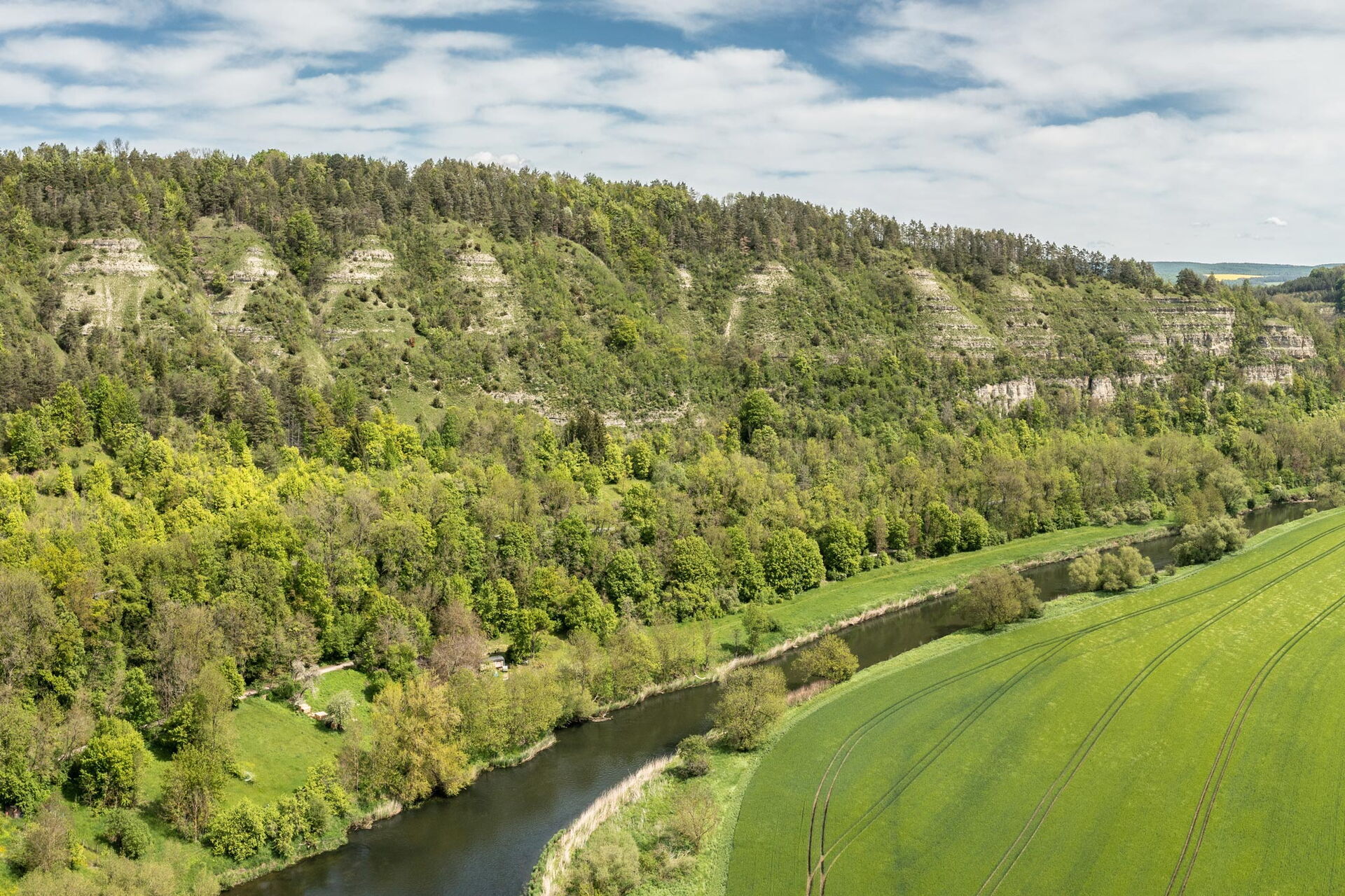 Felsen der Ebenauer Köpfe bei Creuzburg, darunter ist die Werra zu sehen