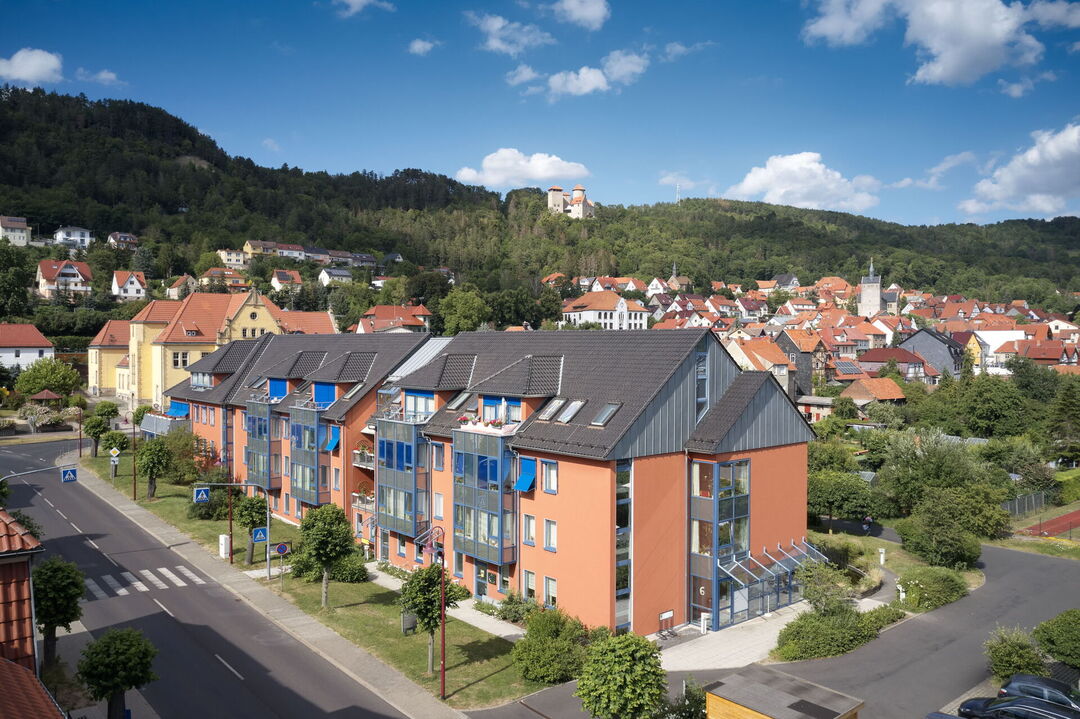 Blick auf das ASB Seniorenzentrum Treffurt mit Burg Normannstein im Hintergrund