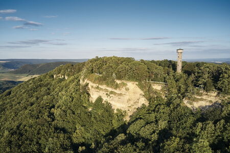 Der Heldrastein mit Turm der Einheit