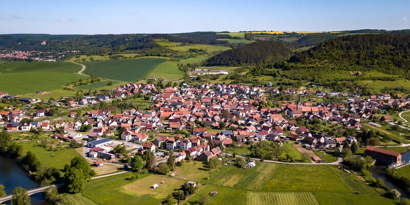 Blick auf Falken aus der Vogelperspektive - im Hintergrund links ist Burg Normannstein und Treffurt zu sehen