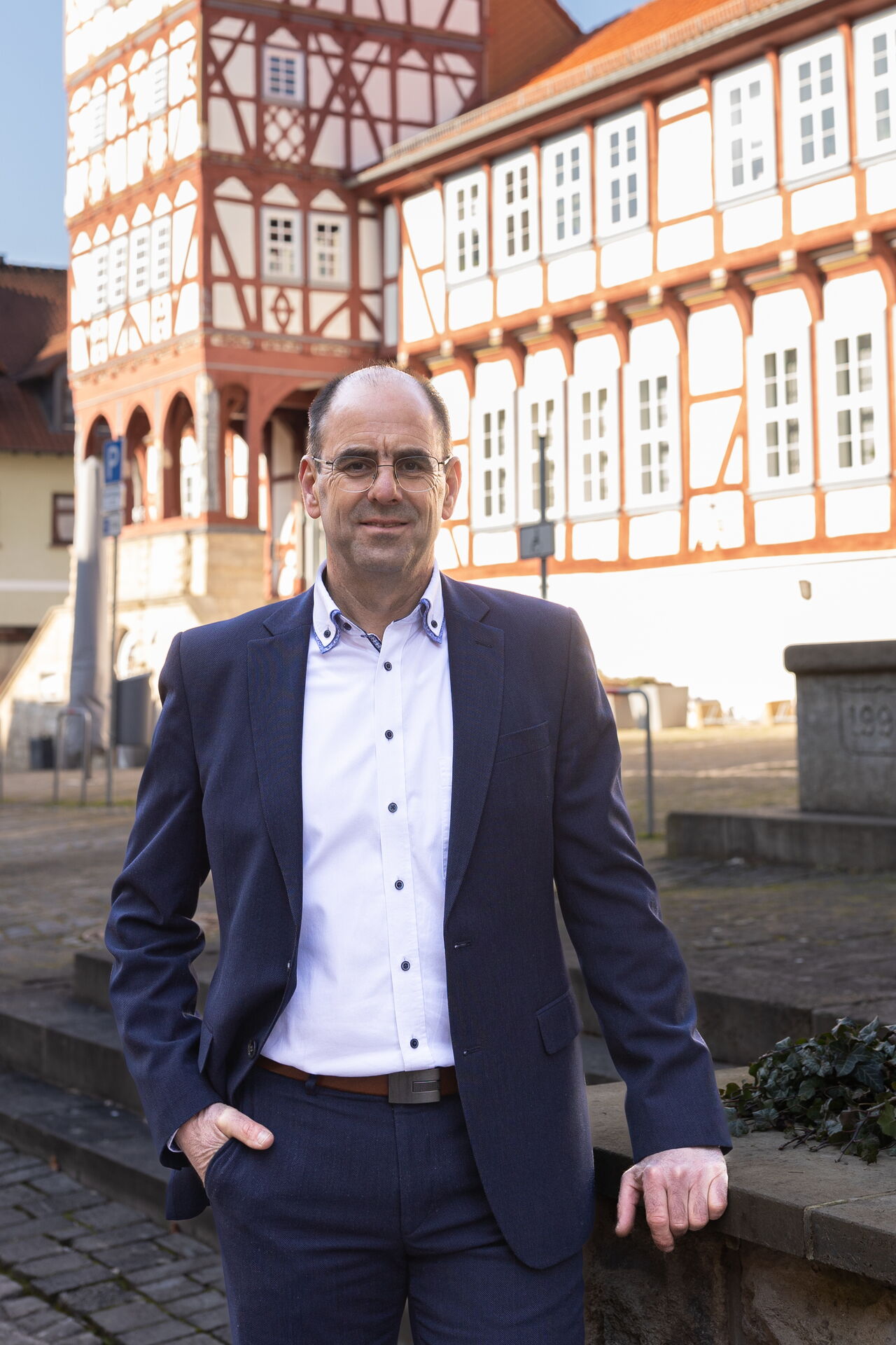 Porträt von Bürgermeister Michael Reinz vor dem Rathaus in Treffurt